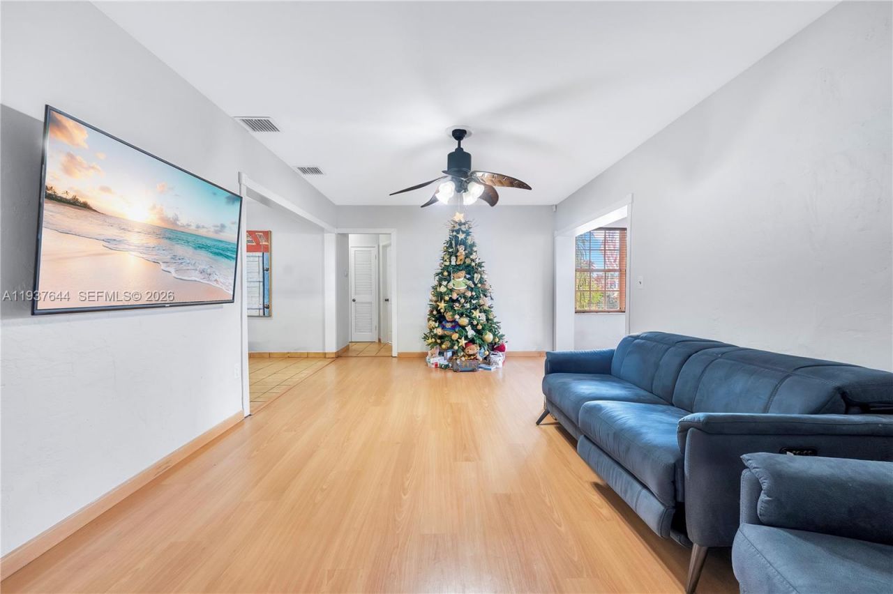 5015 E Palm Ct, Hialeah, FL 33013 Photo