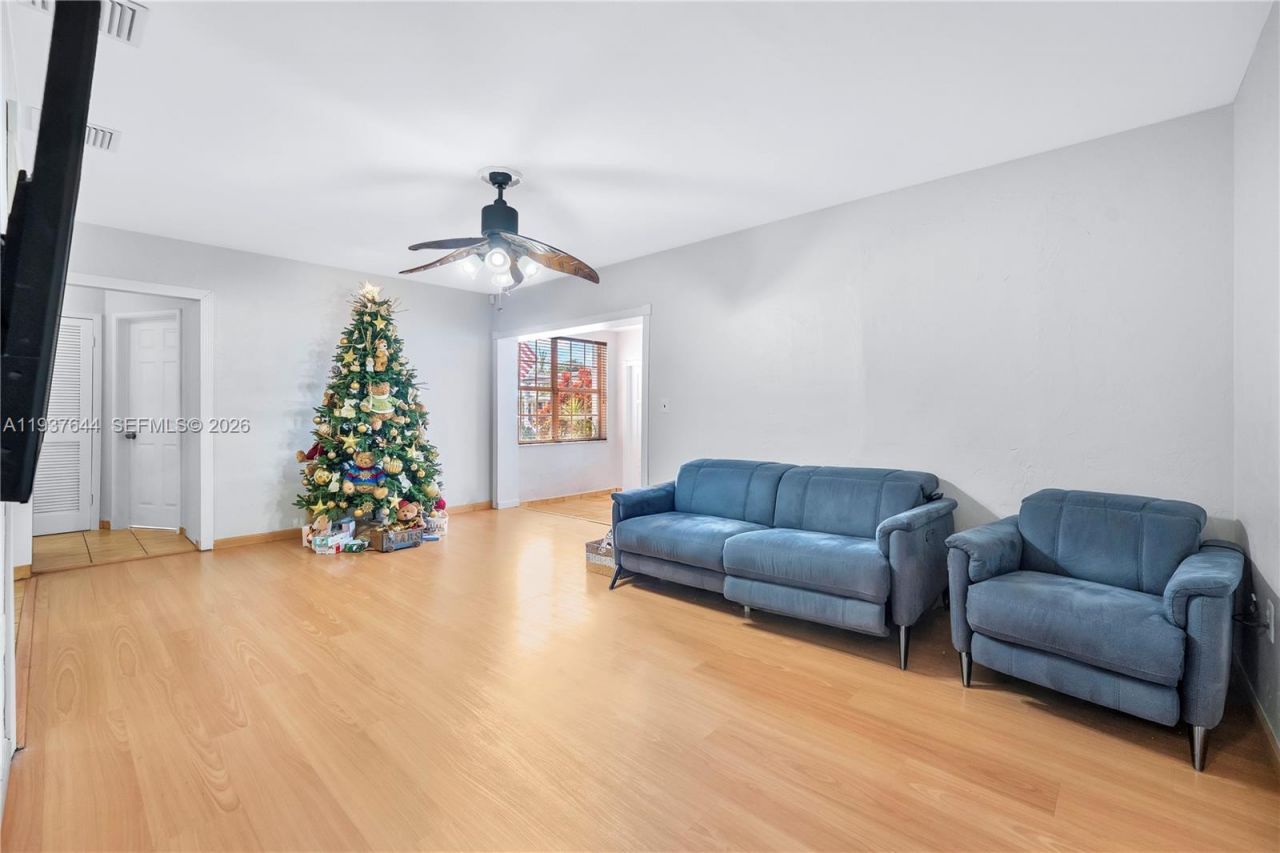 5015 E Palm Ct, Hialeah, FL 33013 Photo