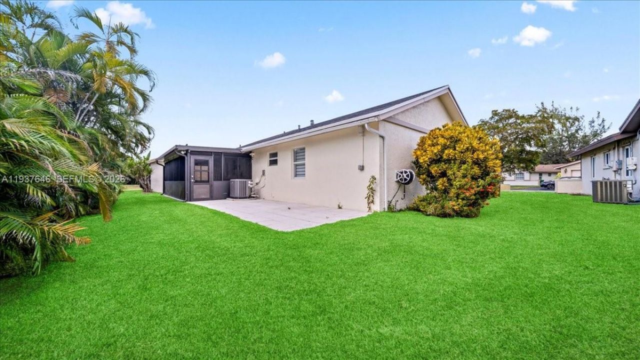 2279 Nova Village Dr, Davie, FL 33317 Photo