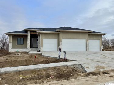 8958 Von Street, Papillion, NE 68046