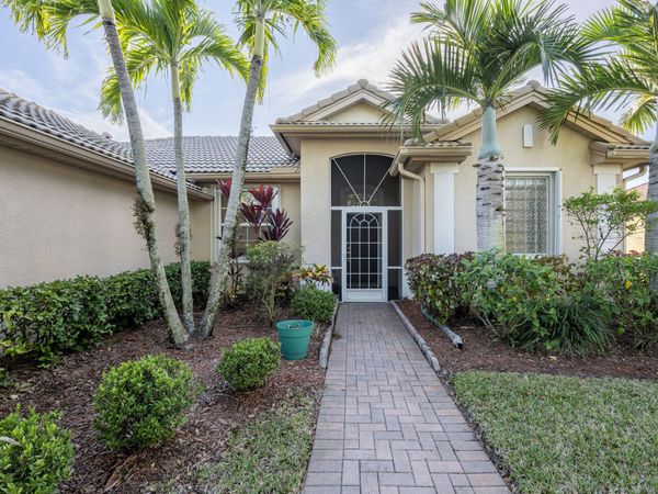 558 Waverly Circle, Port St. Lucie, FL 34983