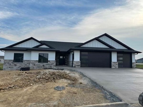 8202 Hugo Drive, Peosta, IA 52068