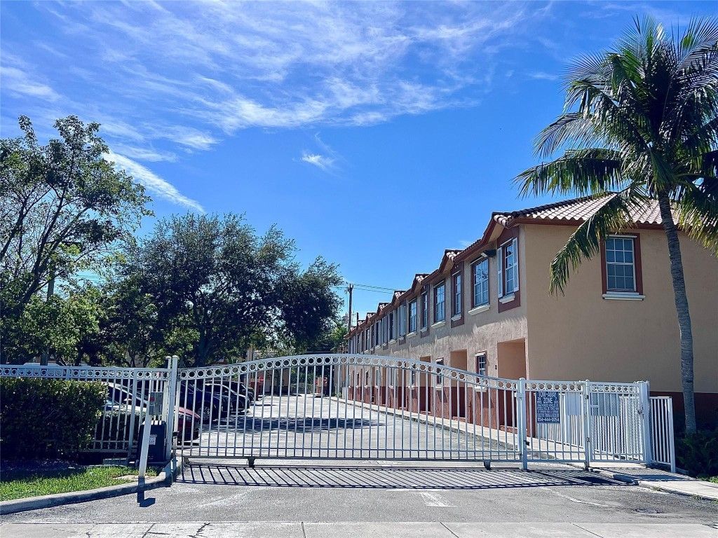 2314 Johnson Street, Unit 23D, Hollywood, FL 33020 Photo