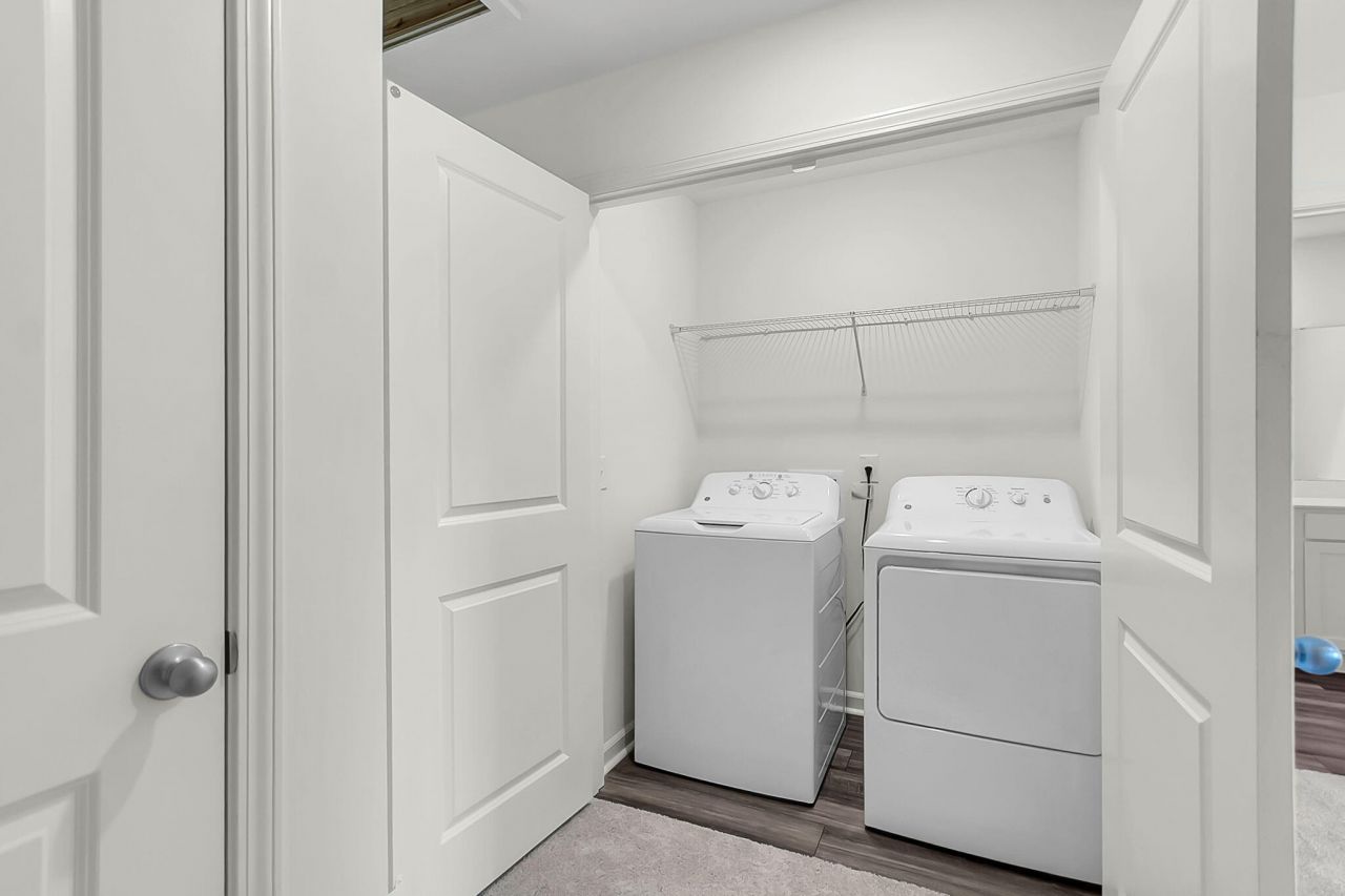 472 Colchester Court Photo 12