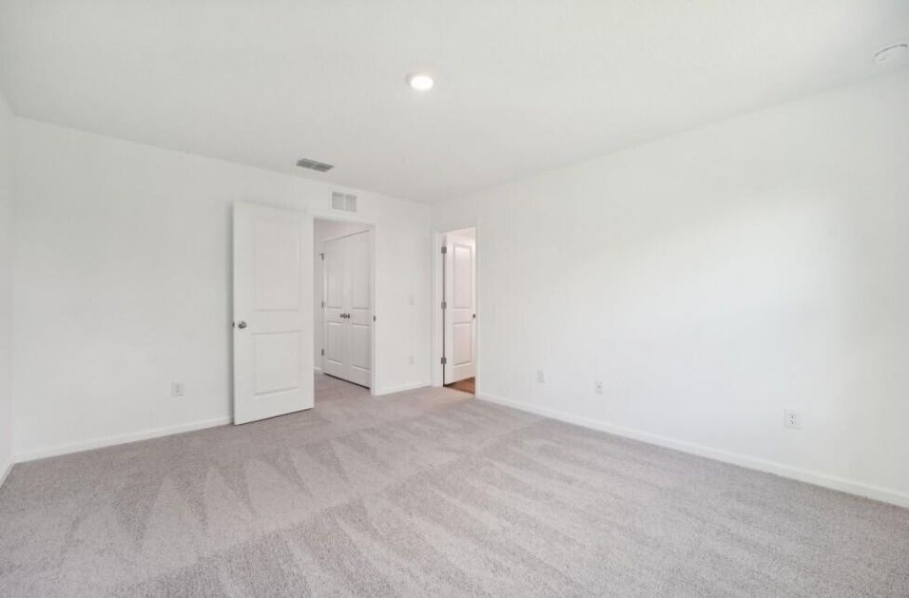 472 Colchester Court Photo 14