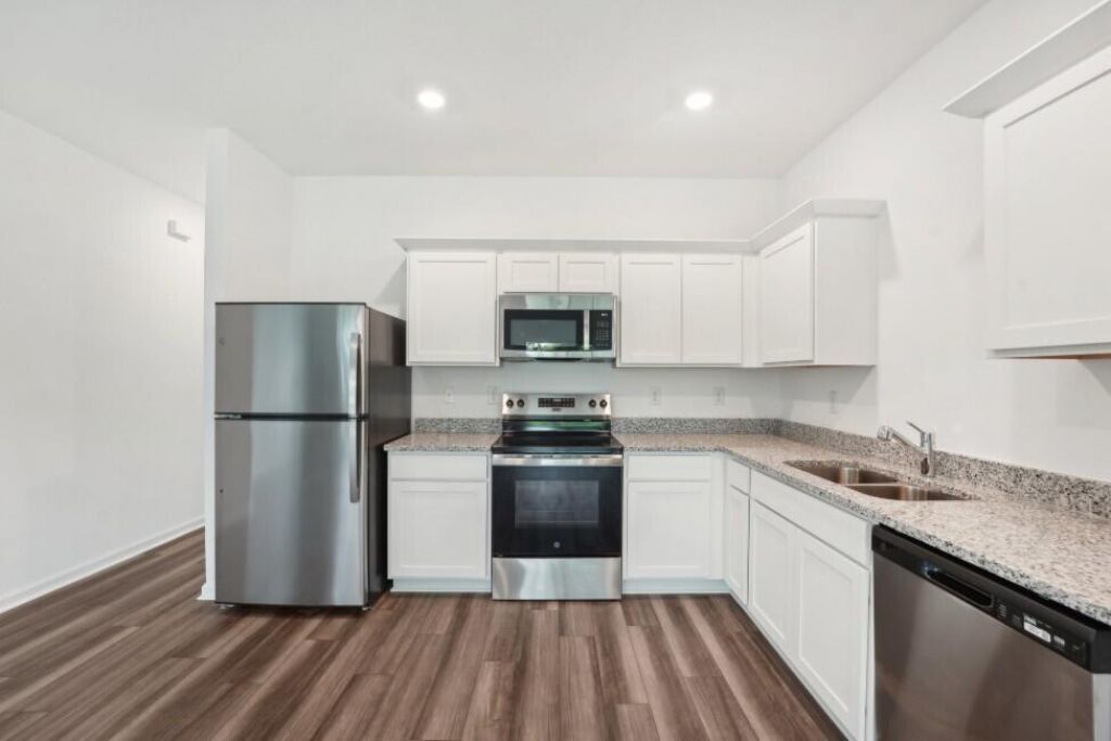 472 Colchester Court Photo 6