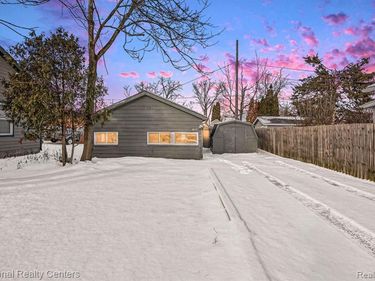 2960 Glenbroke Street, Keego Harbor, MI 48320