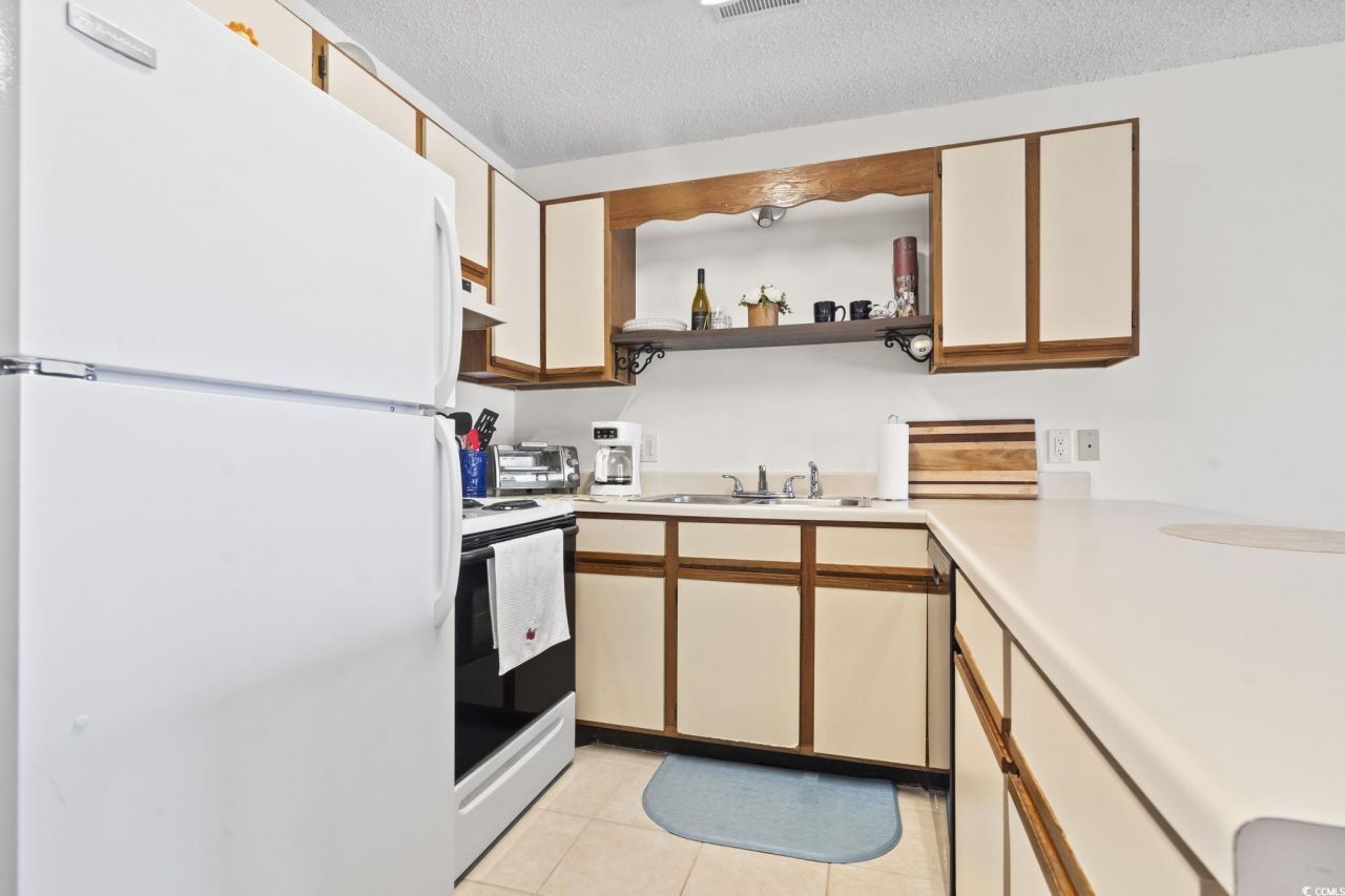 500 Fairway Village Dr. Photo 8