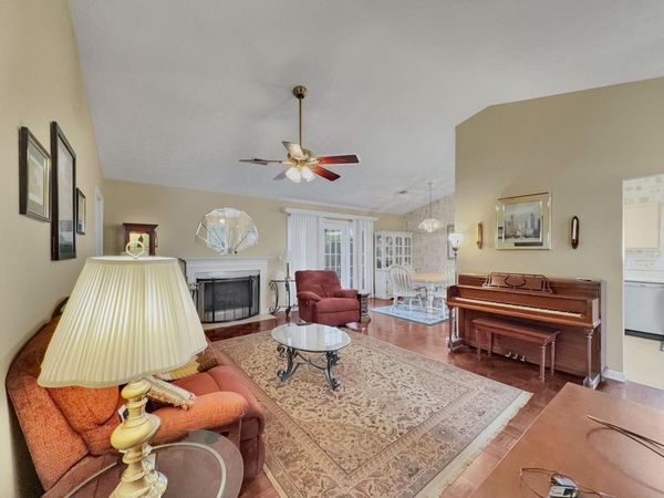 314 Lake Chateau Dr, Hermitage, TN 37076