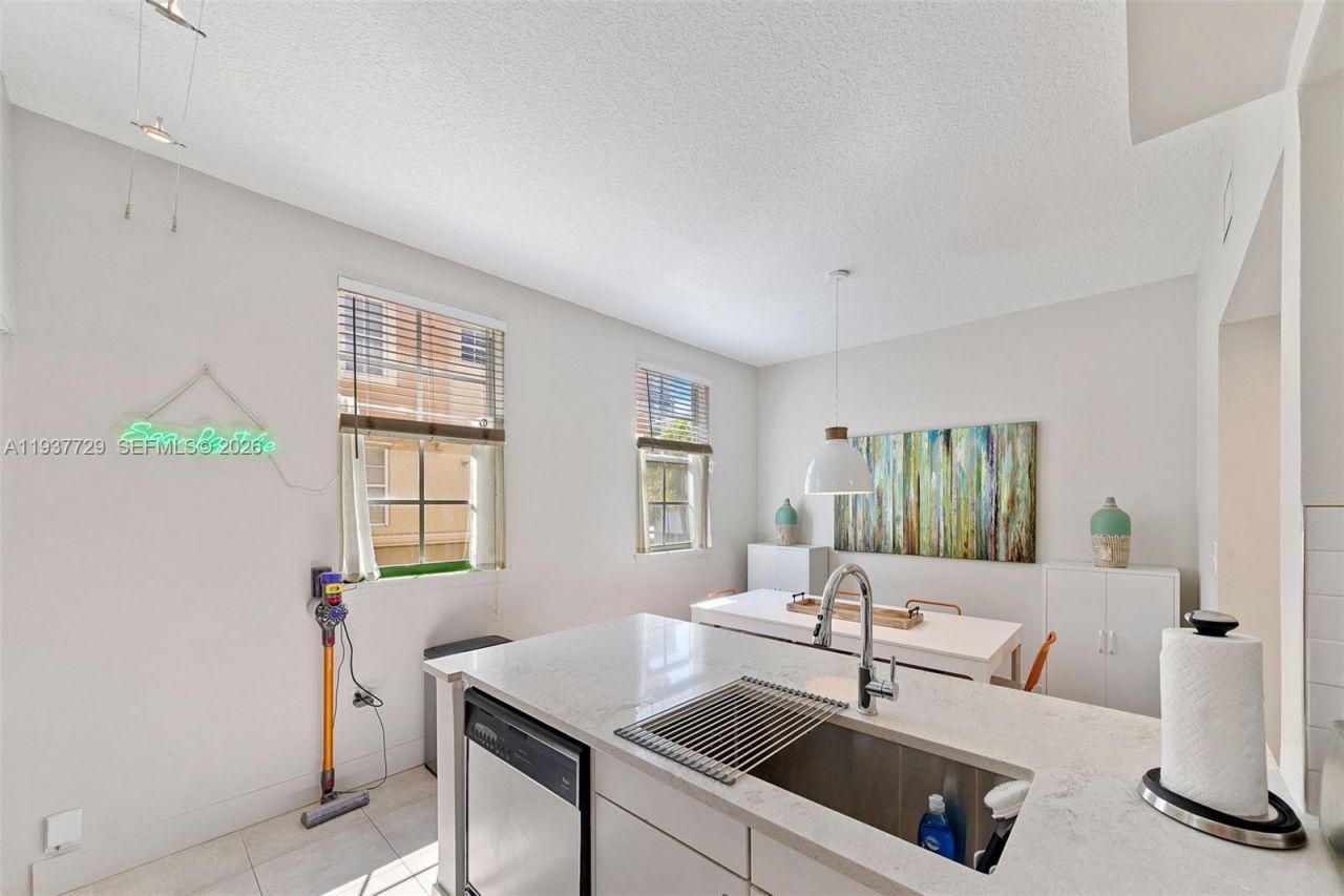 2067 S Ocean Dr, Unit TH5, Hallandale Beach, FL 33009 Photo