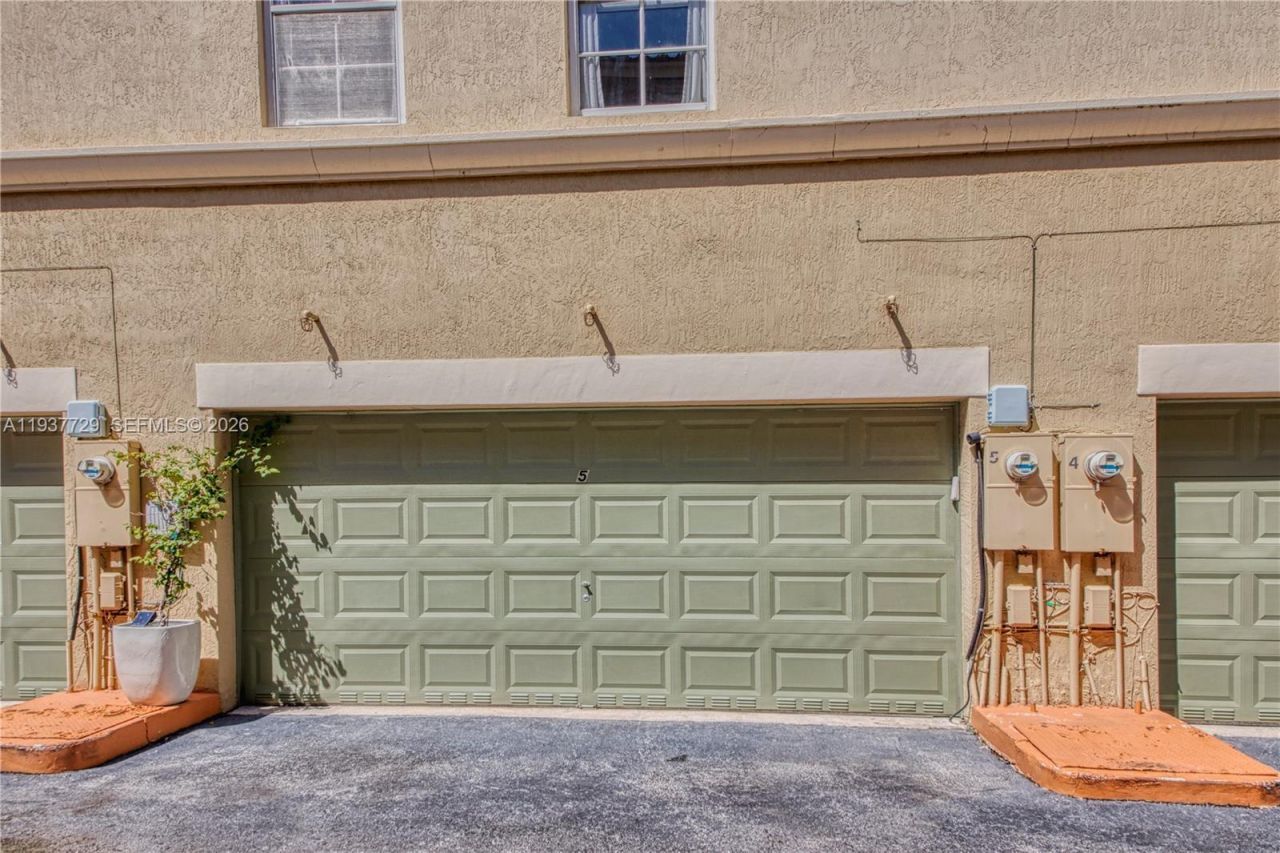 2067 S Ocean Dr, Unit TH5, Hallandale Beach, FL 33009 Photo