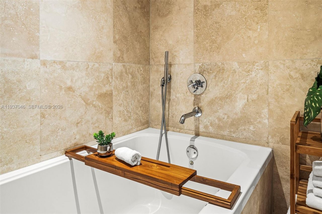 102 24th St , Unit 1207, Miami Beach, FL 33139 Photo