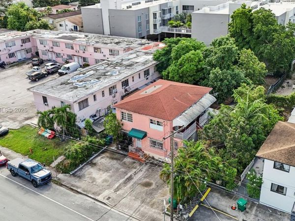 984 SW 6th St, Miami, FL 33130