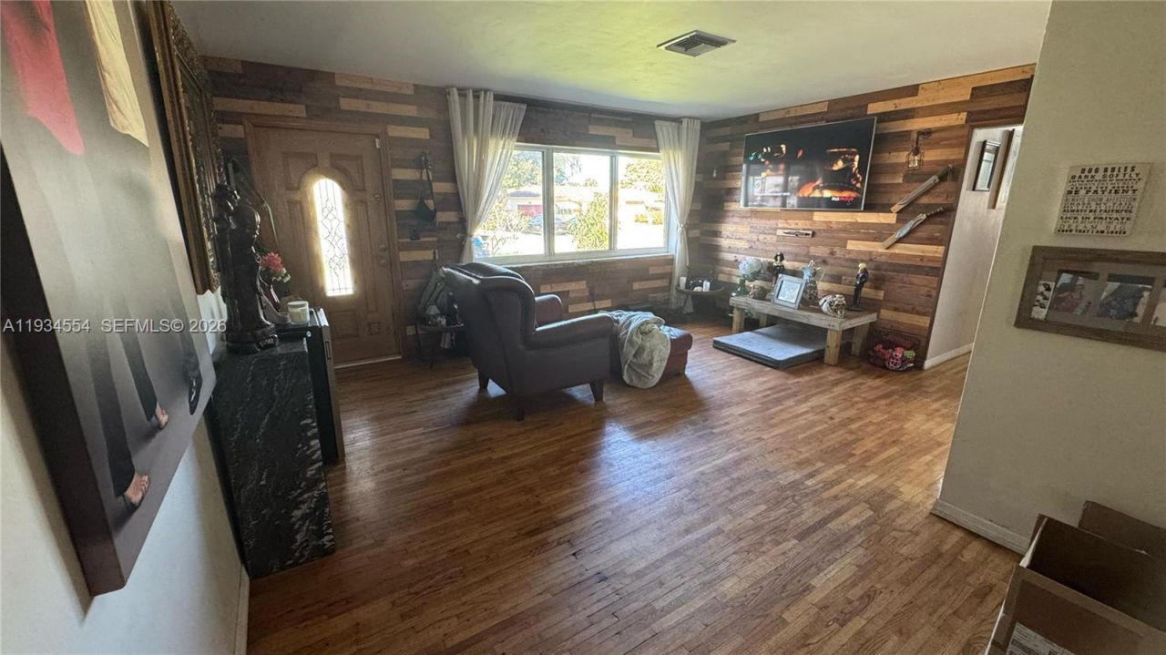 630 NE 165th St, Miami, FL 33162 Photo