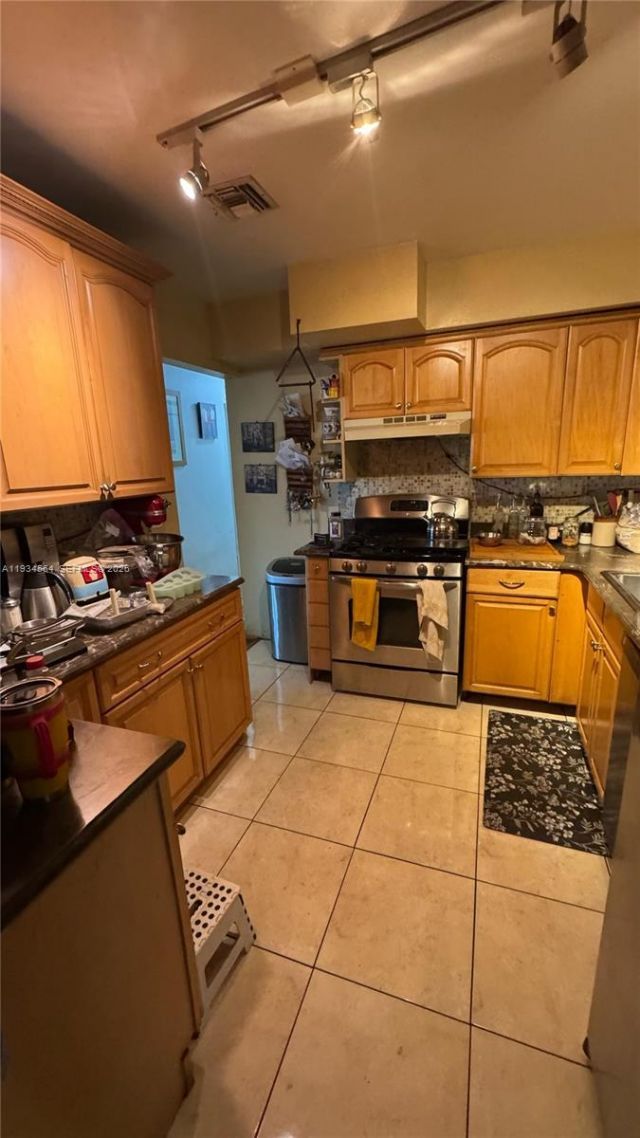 630 NE 165th St, Miami, FL 33162 Photo