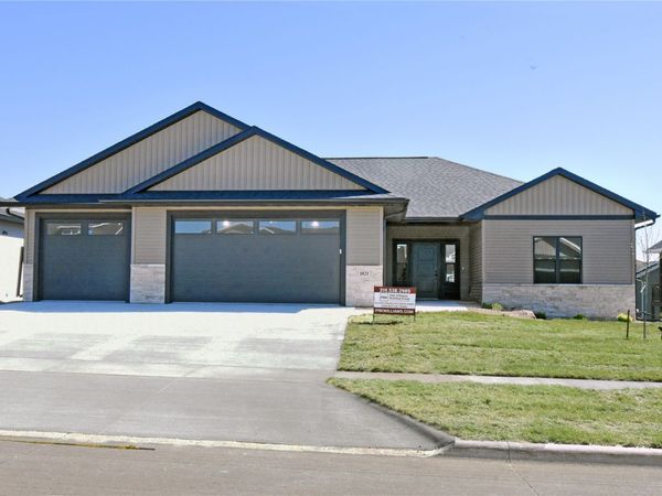 1821 Cottage Ridge Drive, Marion, IA 52302