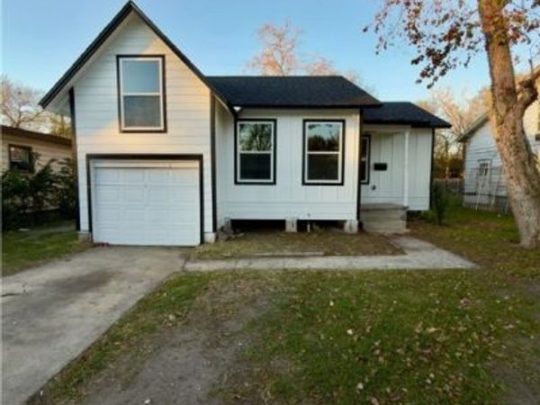 1312 E Anaqua Avenue, Victoria, TX 77901