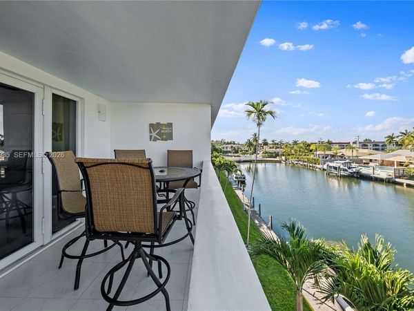 470 Paradise Isle Blvd, Unit 310, Hallandale Beach, FL 33009