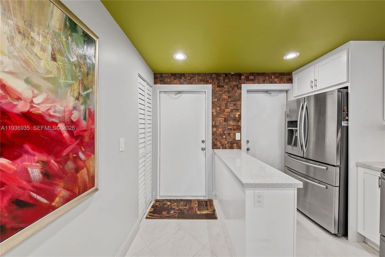 470 Paradise Isle Blvd, Unit 310, Hallandale Beach, FL 33009 Photo