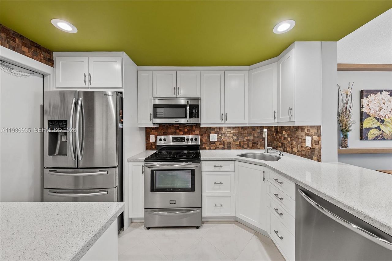 470 Paradise Isle Blvd, Unit 310, Hallandale Beach, FL 33009 Photo