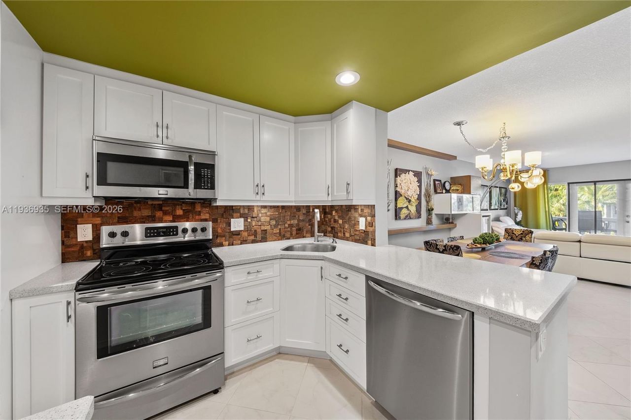 470 Paradise Isle Blvd, Unit 310, Hallandale Beach, FL 33009 Photo