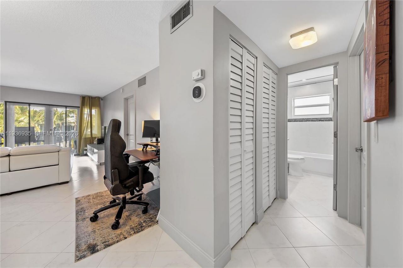 470 Paradise Isle Blvd, Unit 310, Hallandale Beach, FL 33009 Photo