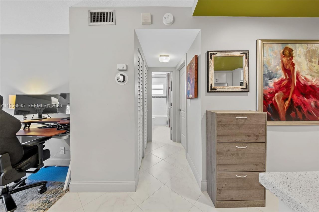 470 Paradise Isle Blvd, Unit 310, Hallandale Beach, FL 33009 Photo