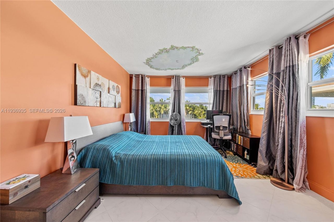 470 Paradise Isle Blvd, Unit 310, Hallandale Beach, FL 33009 Photo