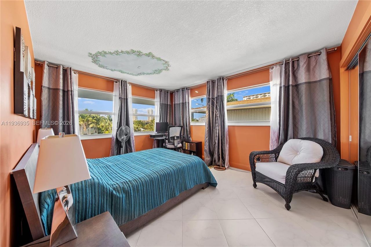 470 Paradise Isle Blvd, Unit 310, Hallandale Beach, FL 33009 Photo