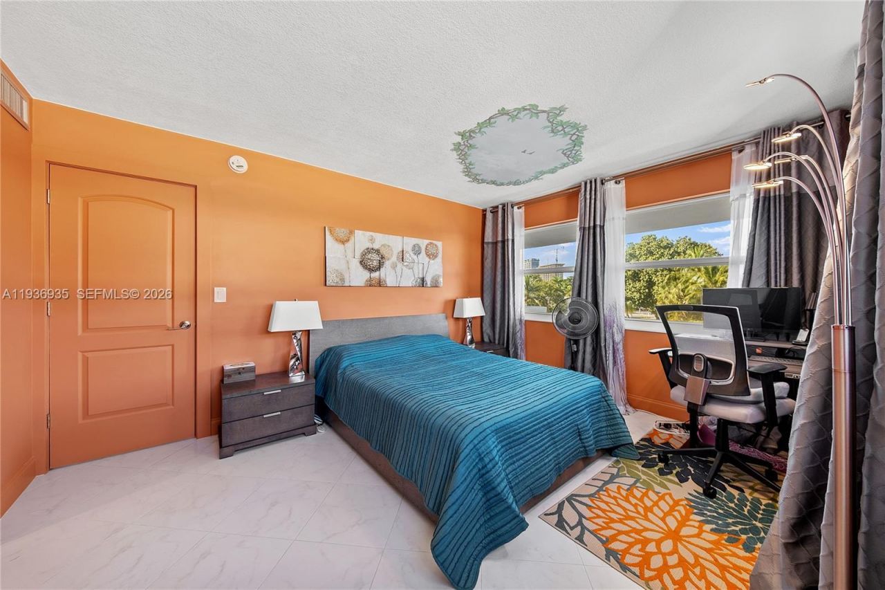 470 Paradise Isle Blvd, Unit 310, Hallandale Beach, FL 33009 Photo