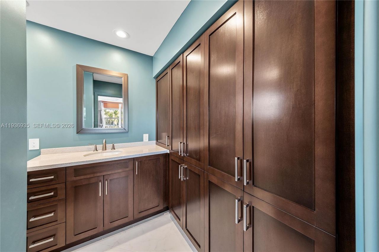 470 Paradise Isle Blvd, Unit 310, Hallandale Beach, FL 33009 Photo