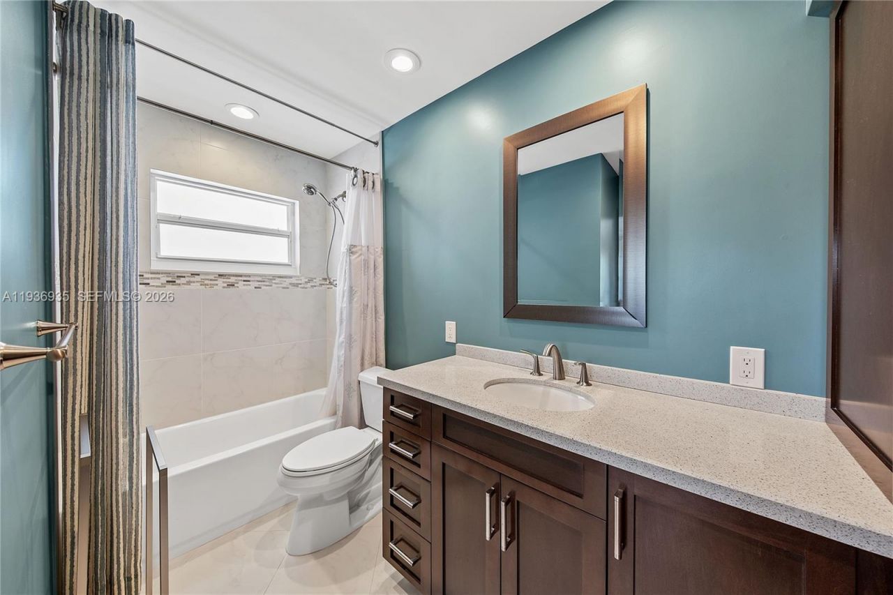 470 Paradise Isle Blvd, Unit 310, Hallandale Beach, FL 33009 Photo