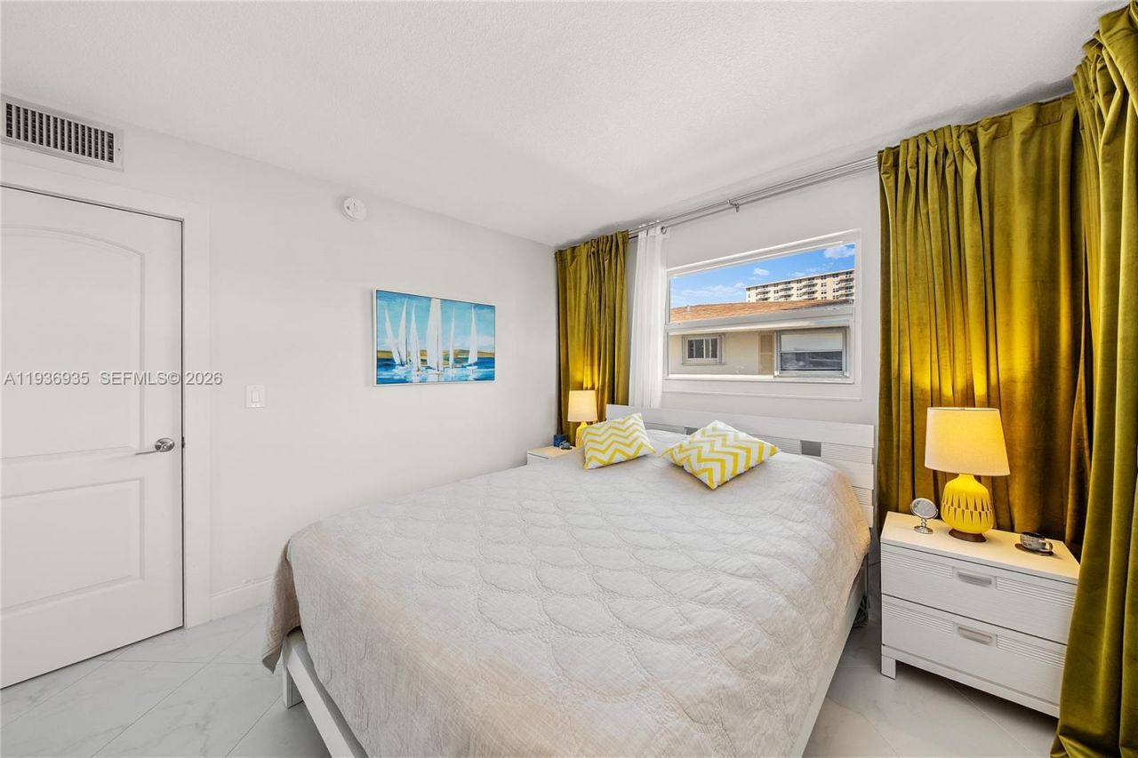 470 Paradise Isle Blvd, Unit 310, Hallandale Beach, FL 33009 Photo