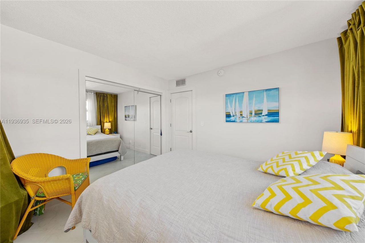 470 Paradise Isle Blvd, Unit 310, Hallandale Beach, FL 33009 Photo