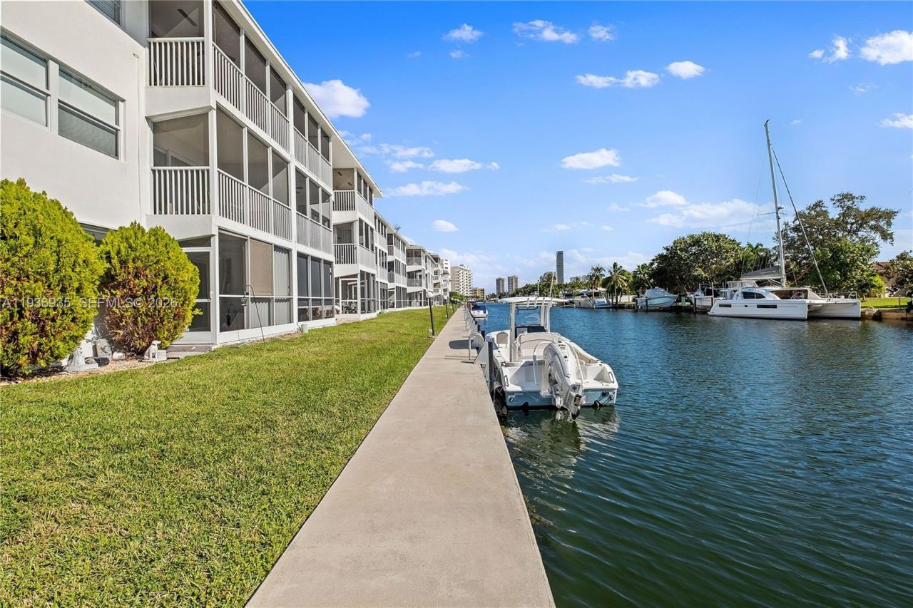 470 Paradise Isle Blvd, Unit 310, Hallandale Beach, FL 33009 Photo