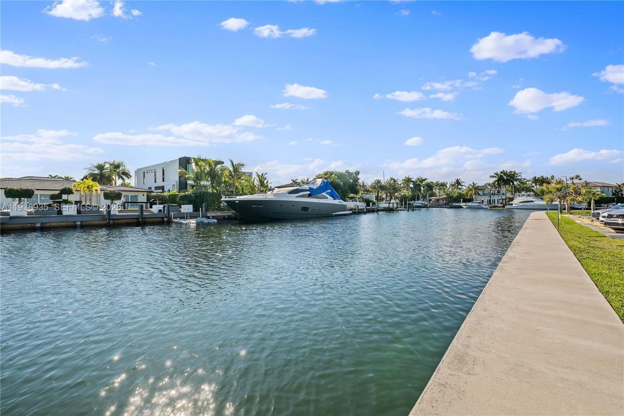 470 Paradise Isle Blvd, Unit 310, Hallandale Beach, FL 33009 Photo