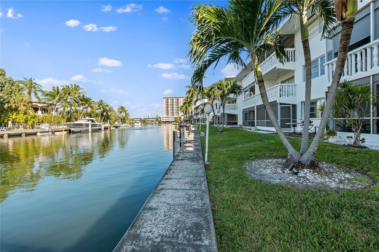 470 Paradise Isle Blvd, Unit 310, Hallandale Beach, FL 33009 Photo