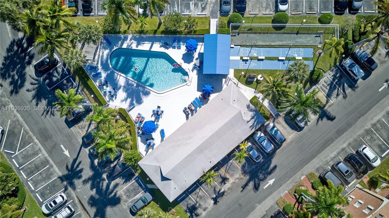 470 Paradise Isle Blvd, Unit 310, Hallandale Beach, FL 33009 Photo