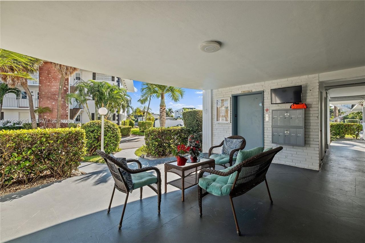 470 Paradise Isle Blvd, Unit 310, Hallandale Beach, FL 33009 Photo