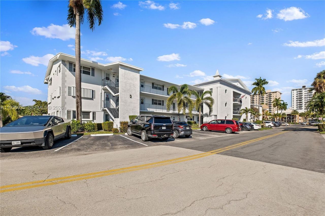 470 Paradise Isle Blvd, Unit 310, Hallandale Beach, FL 33009 Photo