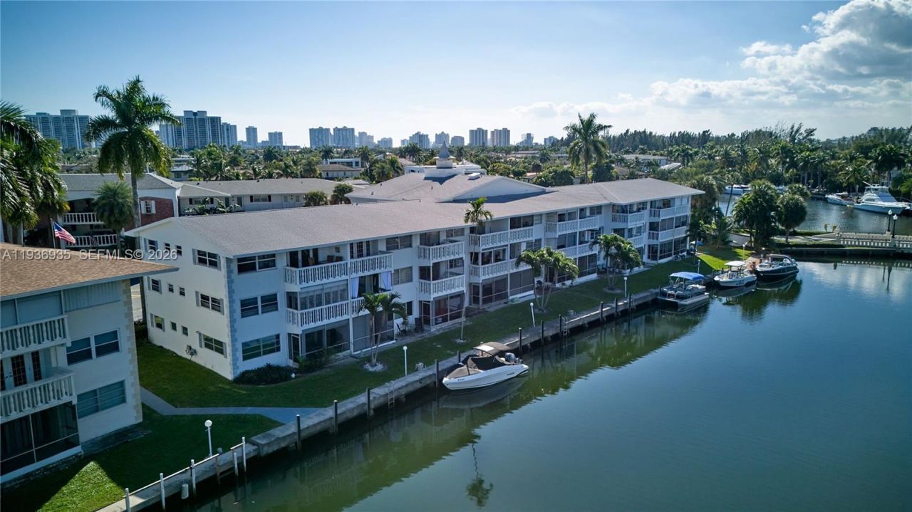 470 Paradise Isle Blvd, Unit 310, Hallandale Beach, FL 33009 Photo