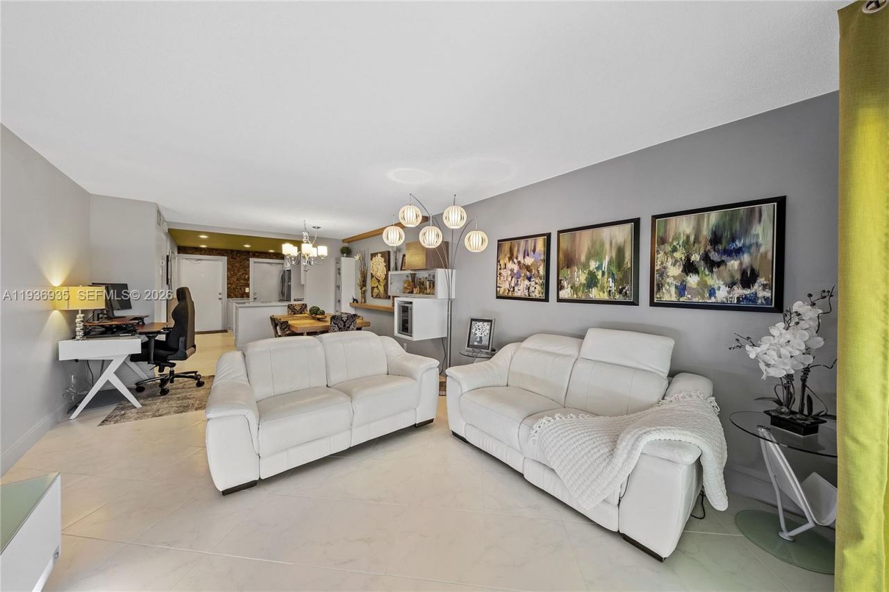 470 Paradise Isle Blvd, Unit 310, Hallandale Beach, FL 33009 Photo
