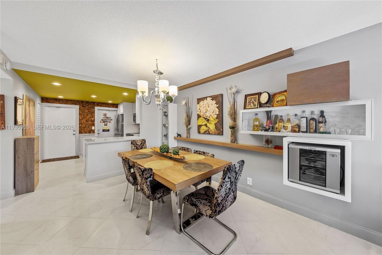 470 Paradise Isle Blvd, Unit 310, Hallandale Beach, FL 33009 Photo