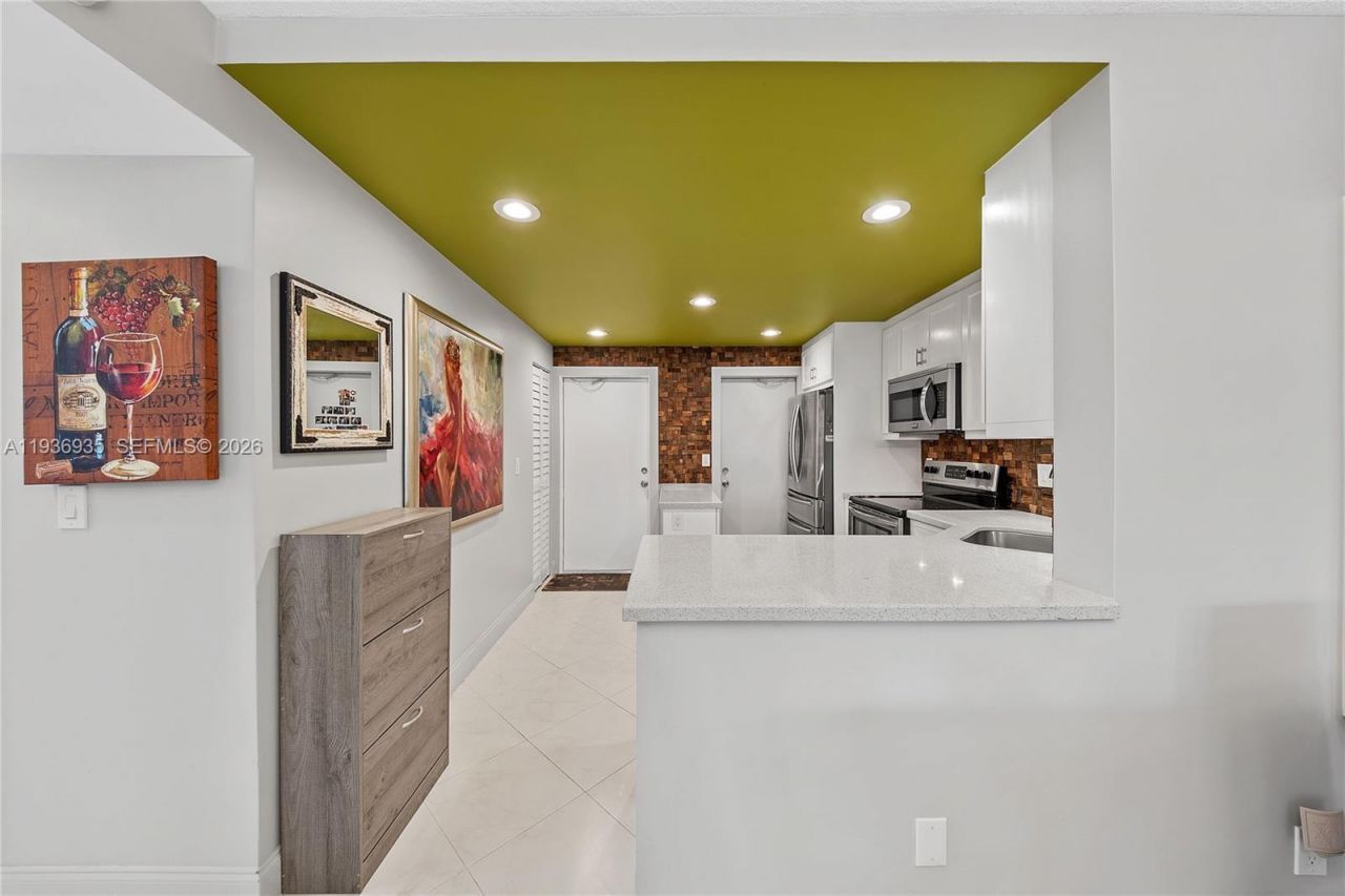 470 Paradise Isle Blvd, Unit 310, Hallandale Beach, FL 33009 Photo