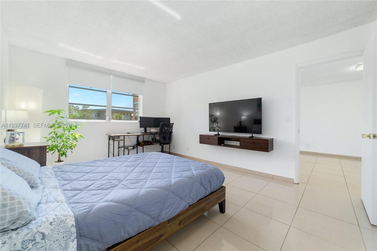 2951 NW 46th Ave, Unit 306, Lauderdale Lakes, FL 33313 Photo