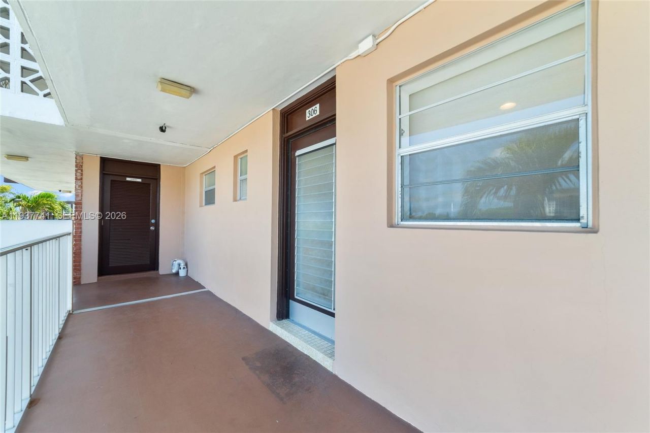 2951 NW 46th Ave, Unit 306, Lauderdale Lakes, FL 33313 Photo