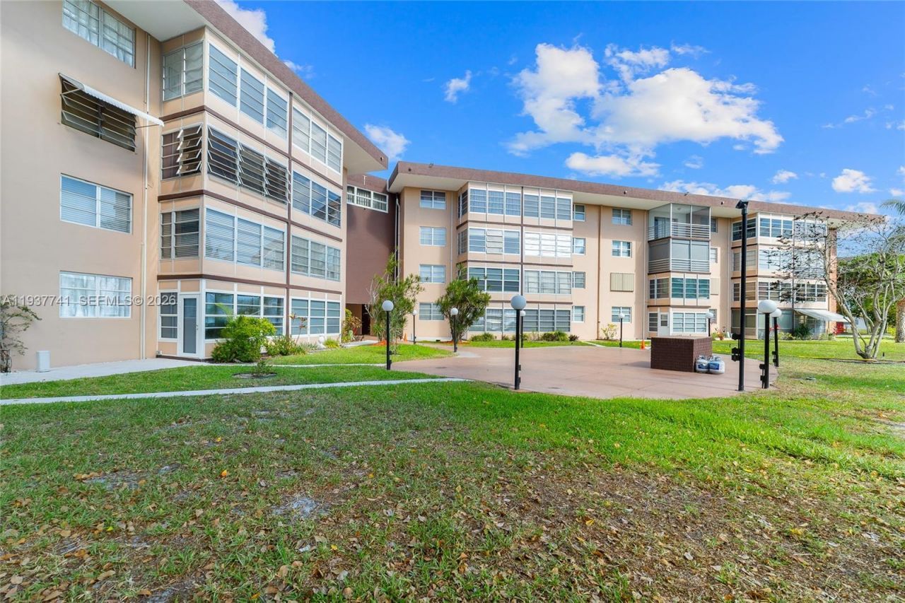 2951 NW 46th Ave, Unit 306, Lauderdale Lakes, FL 33313 Photo
