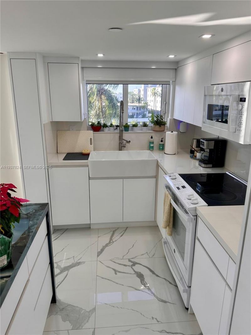 2457 Collins Ave, Unit 408, Miami Beach, FL 33140 Photo