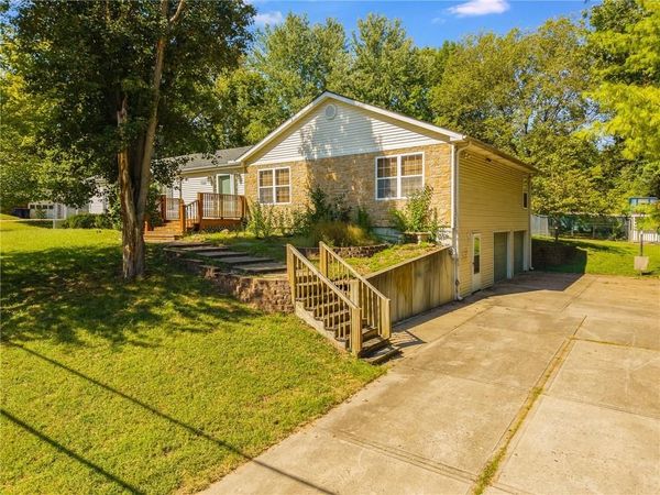 2906 NE Russell Road, Kansas City, MO 64117