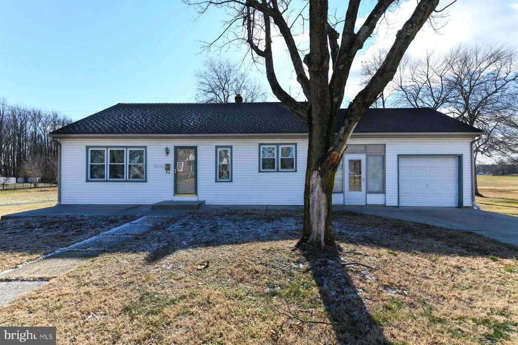 318 E Broad Street, Gibbstown, NJ 08027 Main Photo